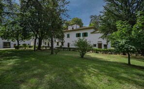 Amenities, Building Exterior, Garden, Outdoor