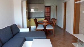 Livingroom with kitchen and dining table