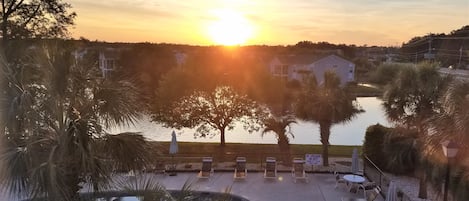 Pool & Lake View!