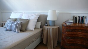 Schlafzimmer 1 mit Doppelbett