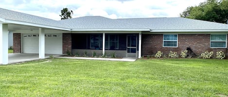 Spacious, clean house on a canal to a beautiful lake! 