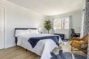 LUXE 3BD/2BA 29 min>NYC w/Parking & deck