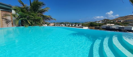 Piscine grandiose pour vos vacances de rêves