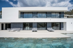 Villa moderne avec piscine de 16m chauffée
