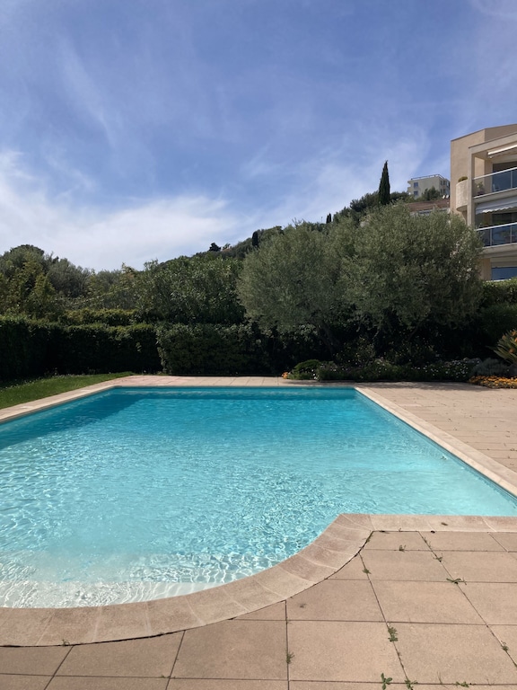 Standing Swimming Pool And Great Calm In Toulon In A Beautiful Contemporary Apartment Toulon