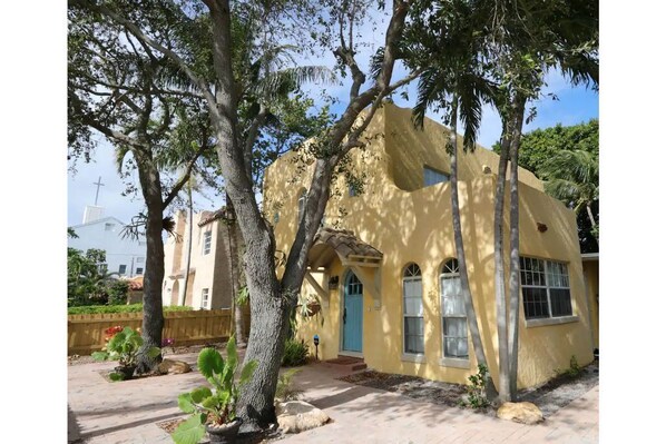 Casa de Coco front