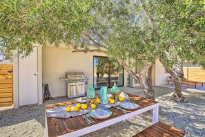 Private Backyard | Gas Grill | Step-Free Access