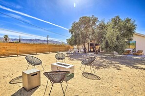 Private Backyard | Fire Pit | Keyless Entry