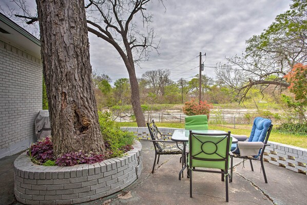 Garland Vacation Rental | 3BR | 2BA | 1,800 Sq Ft | 1 Story | 3 Steps Required