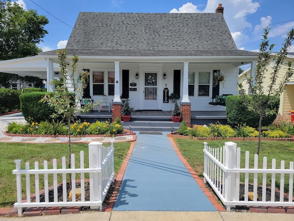 The Wilt House! Cozy, quaint vintage cape cod. Walk to Charles Town and Casino