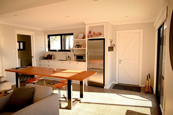 New kitchen, fridge and well equipped. 