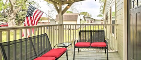 Tomball Vacation Rental | 2BR | 2BA | 1 Story | 972 Sq Ft | Stairs Required