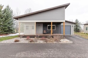 This lovely mountain modern home is the perfect basecamp for your next trip to Teton Valley.