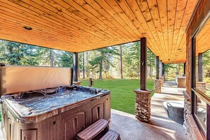Covered Deck – Hot Tub Lounge for Soaking Under the Stars