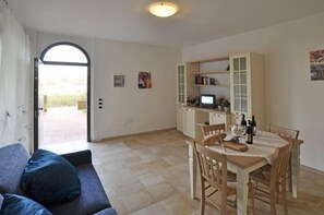 Zweiraum im Erdgeschoss mit privater Terrasse