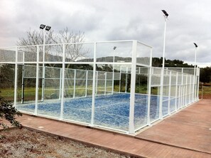 privater Padel-Tennis-Platz