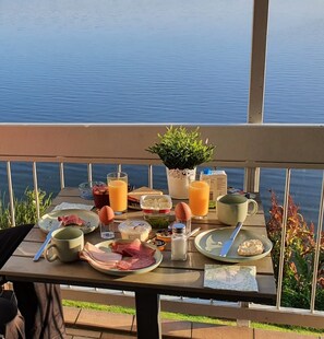 Frühstück auf dem Balkon- der Tag erwacht