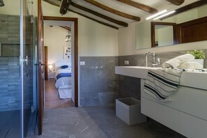 Private Bathroom, Etruscan Suite (1)