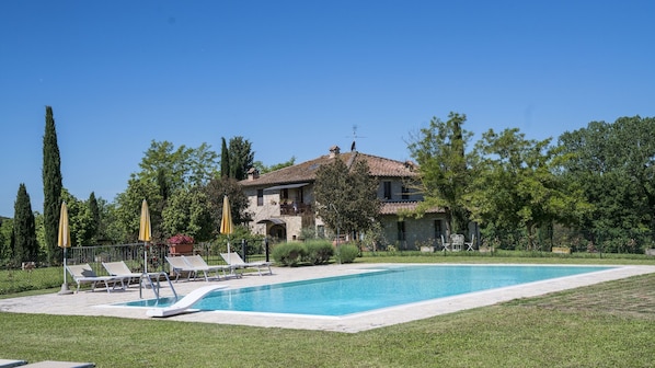 La Stalla mit eingezäuntem Gemeinschaftspool 12x6 meter -
1,40-bis 2,50 m tief