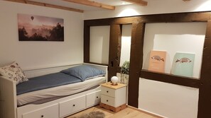 Schlafzimmer mit ausziehbarem Doppelbett