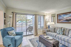 Living Room | Sleeper Sofa | Free WiFi