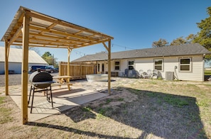 Backyard | Charcoal Grill | Outdoor Seating | Picnic Table
