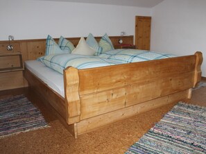 Ferienwohnung 6 Teisenbergblick, 4 Pers., Schlafzimmer, Wohnschlafraum, 48 qm-Schlafzimmer