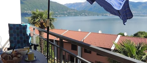 Ca. 15 m² großer teilüberdachter Balkon mit atemberaubender Sicht auf den See-, die Inseln von Brissago und die Alpen