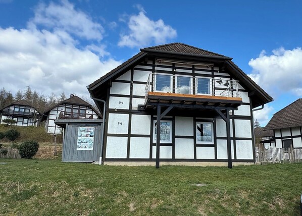 Frontansicht der Ferienwohnung, mit neuem Panorama Balkon