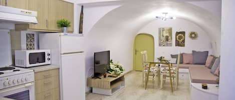 Cozy Apartment for 8,Areopoli,Mani,Near Amenities