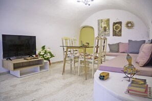 Cozy Apartment for 8,Areopoli,Mani,Near Amenities