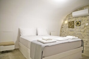 Cozy Apartment for 8,Areopoli,Mani,Near Amenities