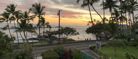 Balcony & Ocean view and BBQ’s and Alii Drive