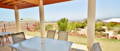 Kalbarri  Bluff Heights - Kalbarri Accommodation Service - Outside alfresco