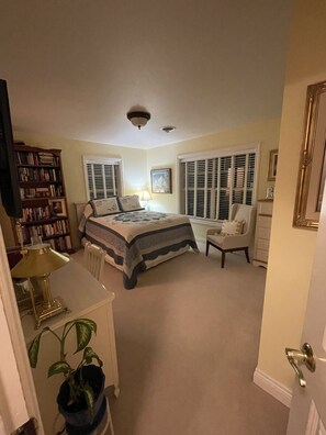 A look from the hallway into the queen room.