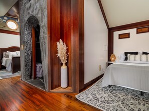 Double bed on the right, Queen on the left