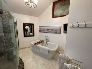 Standalone tub for cozy bubble baths