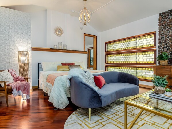 King bed with seating area