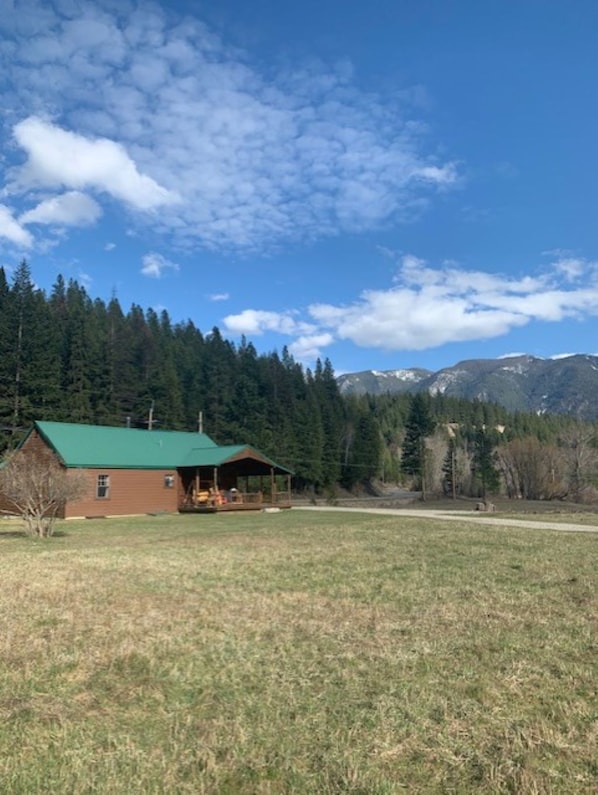 THE CABIN - 30 private acres on Lake Creek