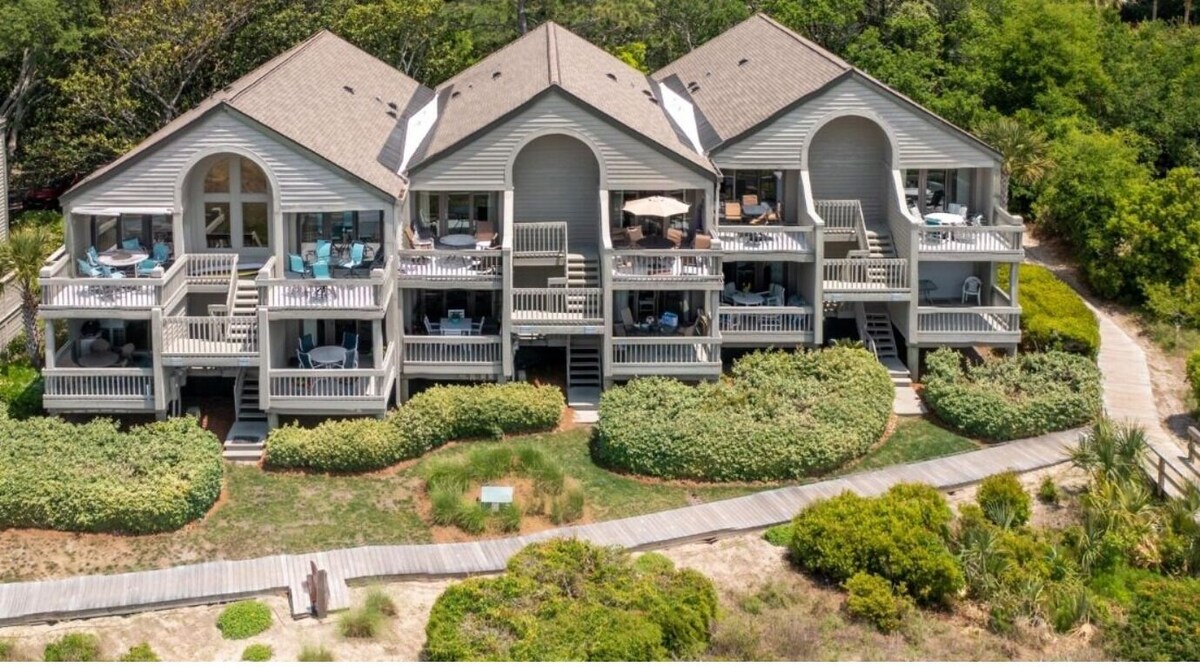 Beautiful Sunsets–Beachfront, Club Amenity Cards included!