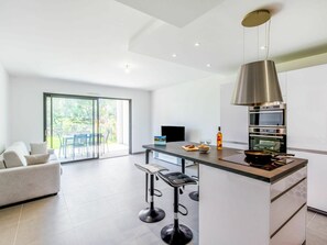 Möbel, Cabinetry, Couch, Countertop, Azurblau, Interior Design, Wohnzimmer, Tabelle, Holz, Herd