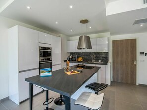 Tabelle, Countertop, Möbel, Cabinetry, Küche, Haushaltsgerät, Herd, Holz, Interior Design, Beleuchtung