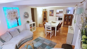 Parklife Apartment 90-Wohnzimmer zur Küche