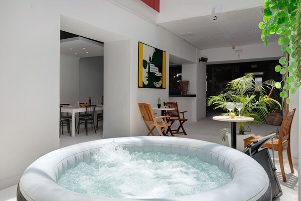 Indoor spa tub