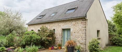 Gîte mitoyen avec entrée indépendante au calme dans un verger paysager