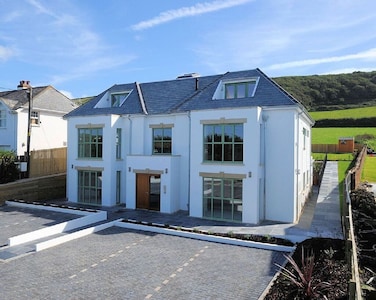 1 POINT VIEW - Luxury Apartment with Private Hot Tub / near Croyde Bay