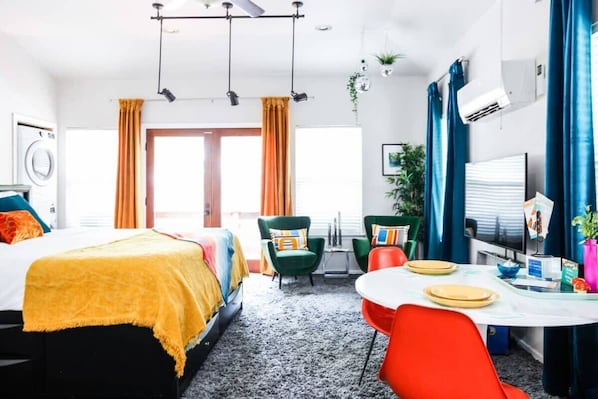 This bright, colorful studio lives large with vaulted ceilings and vibrant furnishings. A washer/dryer is in the unit to make laundry super easy!