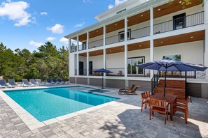 Massive pool with splash pad and attached spa/hot tub.
