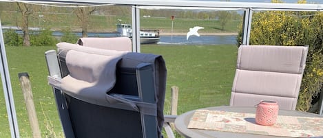 Sonnige Terrasse mit Blick auf die Ijssel und Windfang