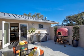 Courtyard leading to kitchen